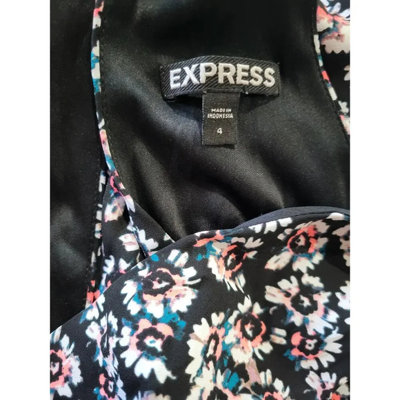 Express women's Floral front wrap Deep Vneck romper - size 4 - Picture 6 of 8